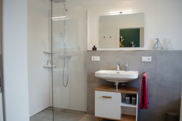 Bad mit ebenerdiger Dusche