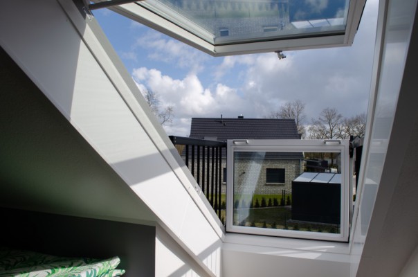 balkonaehnliches Dachfenster mit Blick auf den See