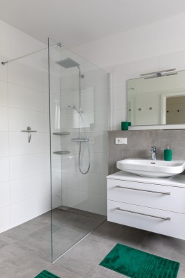 Badezimmer mit ebenerdiger Dusche